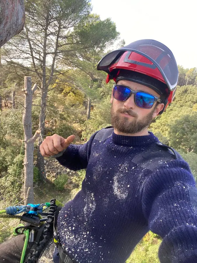 Enzo Cotta en tenue de grimpe, casque et lunettes de protection